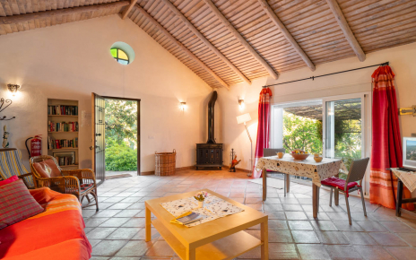 Puerta principal a la propiedad y puertas correderas a la terraza 